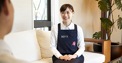 お話を聞くベルキャスト